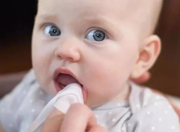 如何帮助宝宝护理牙齿，宝宝多大开始刷牙是正确的呢